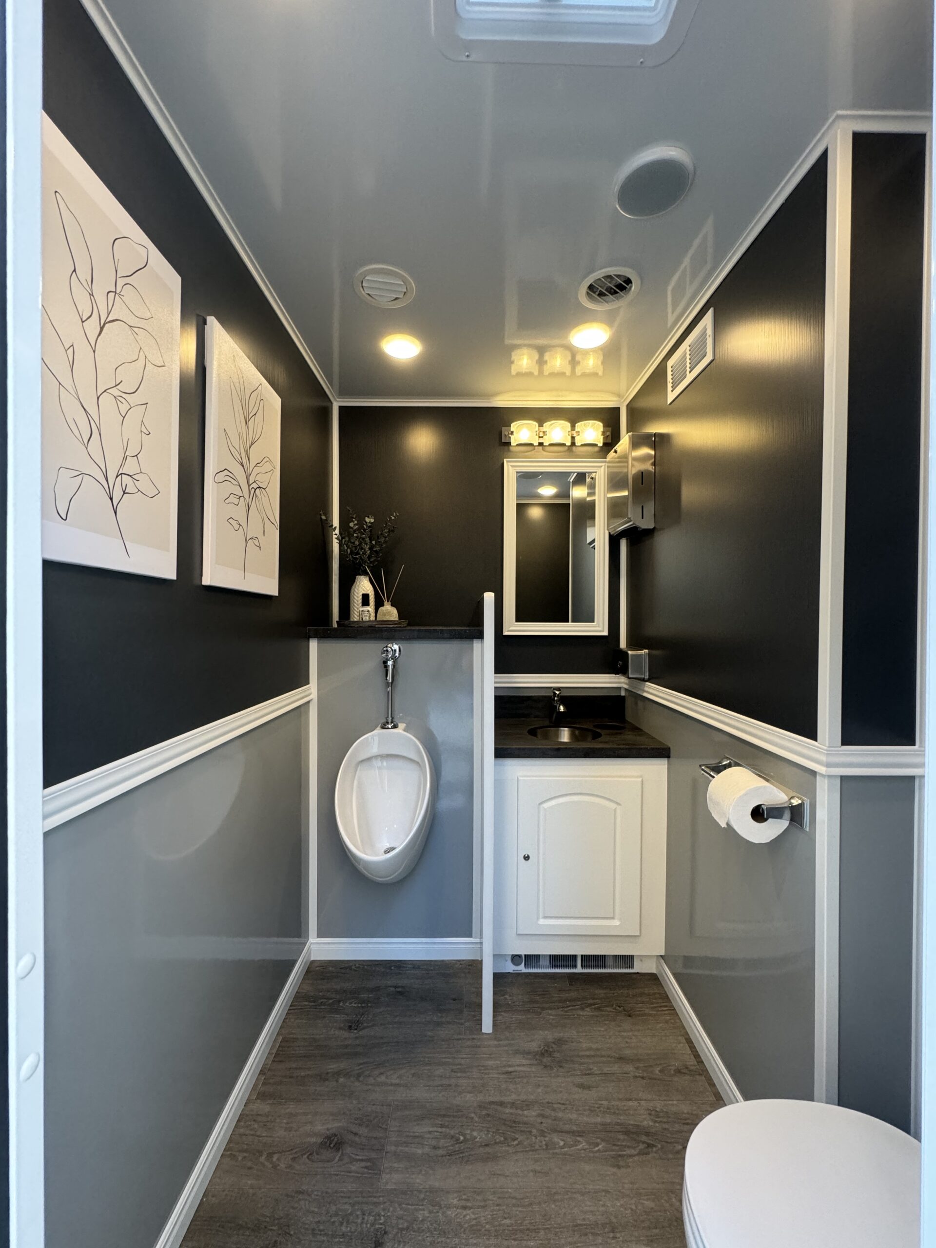 The Rolling Thrones Luxury Restroom Trailers 3-Station Interior 3